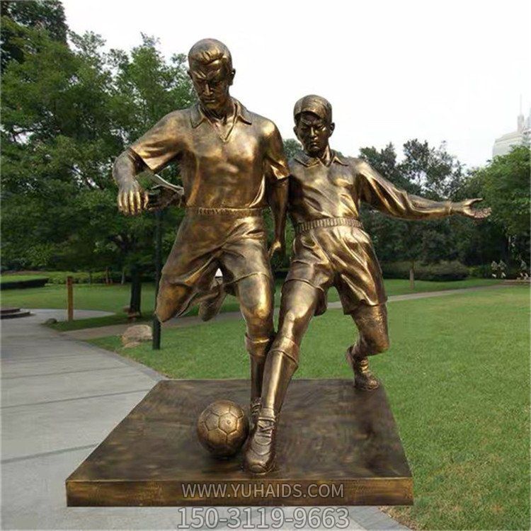 校园体育广场玻璃钢仿铜踢足球的人物景观雕塑