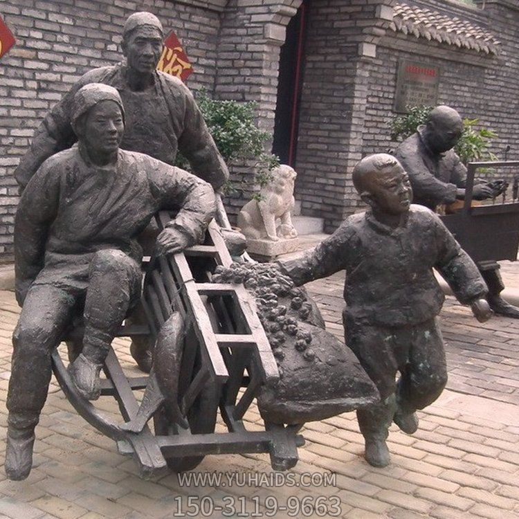 民俗小品 玻璃钢仿铜人物推小推车的情景主题雕塑