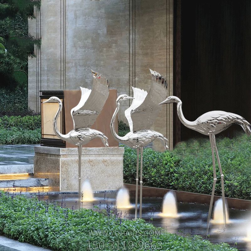 公园不锈钢镜面喷泉中的鹤雕塑