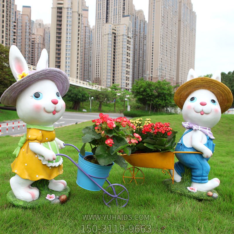 庭院花园推小车的两只卡通兔子雕塑
