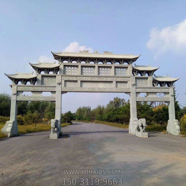 景区入口摆放青石大型镂空三门石雕牌坊雕塑