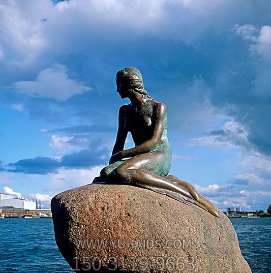 海边不锈钢仿铜坐在石头上的人物雕塑