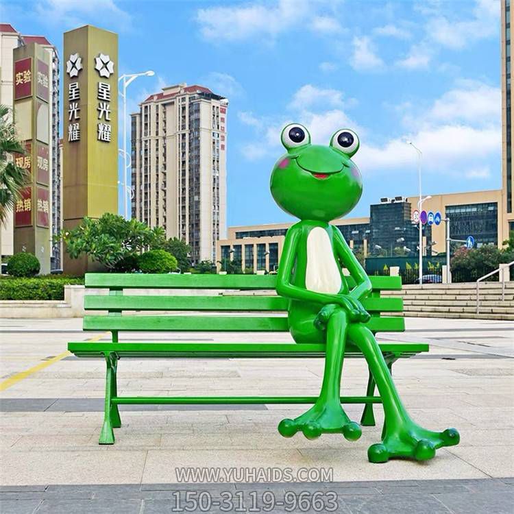 城市街道玻璃钢卡通坐在长椅上青蛙雕塑