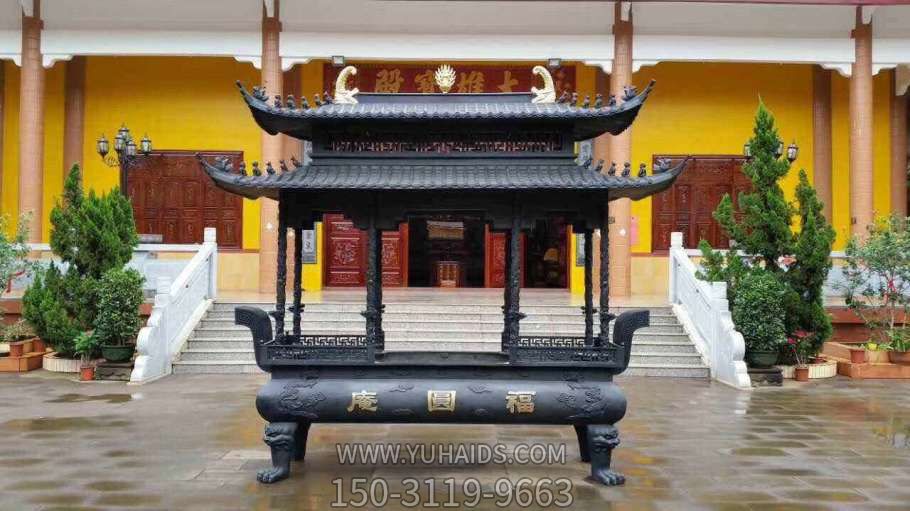 福圆庵大殿前摆放上香祈福铸铁香炉雕塑