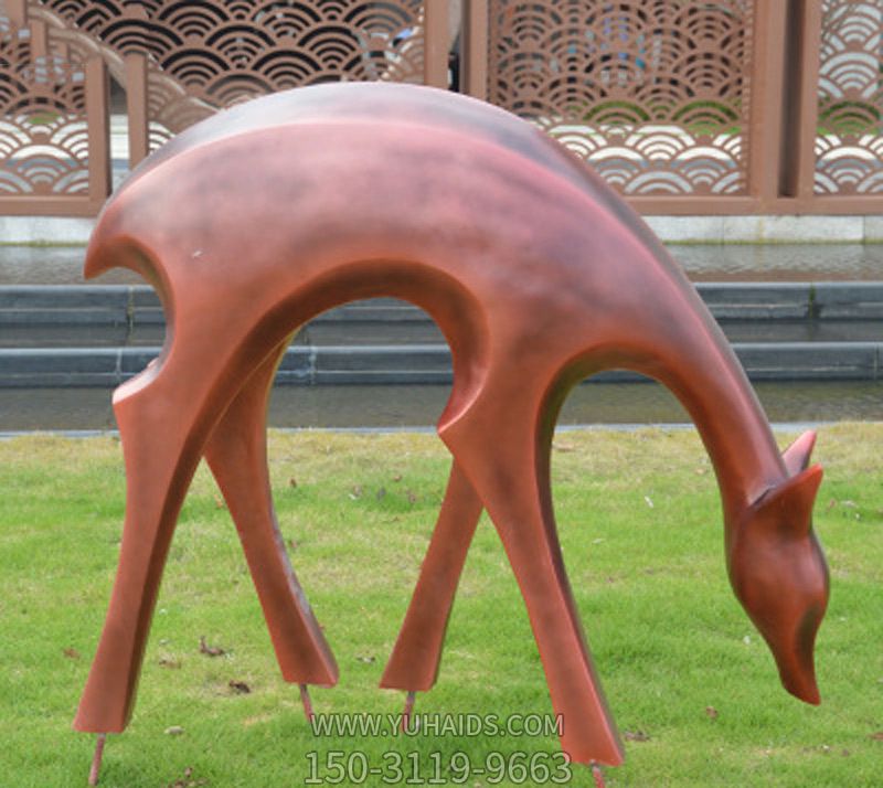 抽象铜雕公园草坪吃草的鹿雕塑