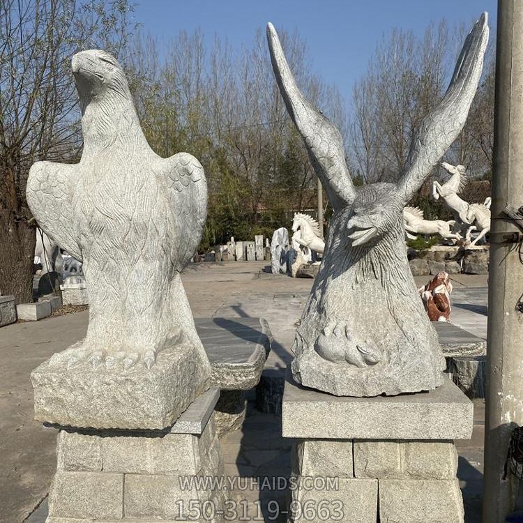 公园摆放两只抽象石雕老鹰雕塑