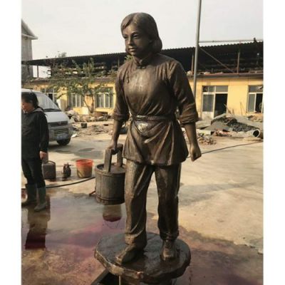 情景小品玻璃钢仿铜提水桶的女性人物雕塑