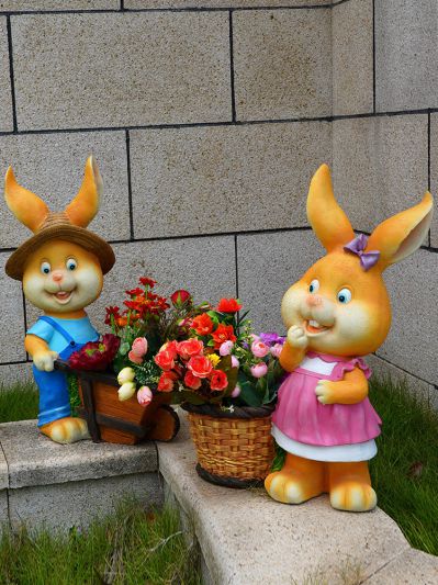 庭院玻璃钢彩绘两只兔子雕塑