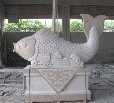 公园摆放的砂岩石雕创意鲤鱼雕塑
