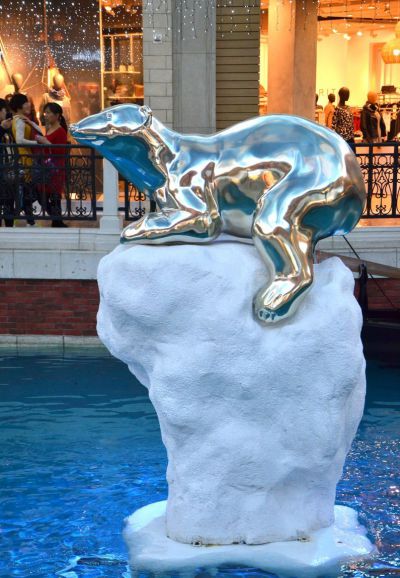 水族馆摆放的趴着的不锈钢创意北极熊雕塑