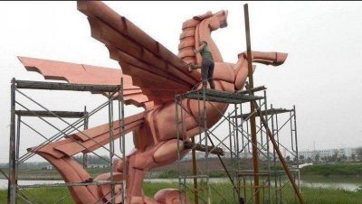 公园里摆放的褐色的玻璃钢创意飞马雕塑