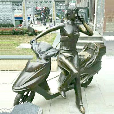 公园广场玻璃钢仿铜骑摩托车的女孩雕塑
