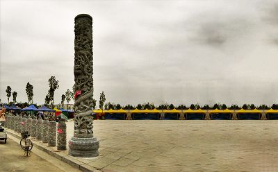 景区广场摆放青石龙柱雕塑