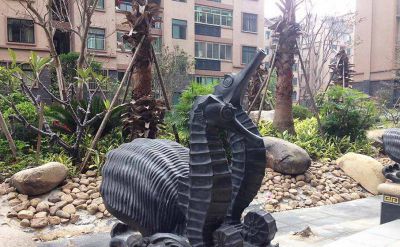 街道上摆放的一对黑色的玻璃钢创意海马雕塑
