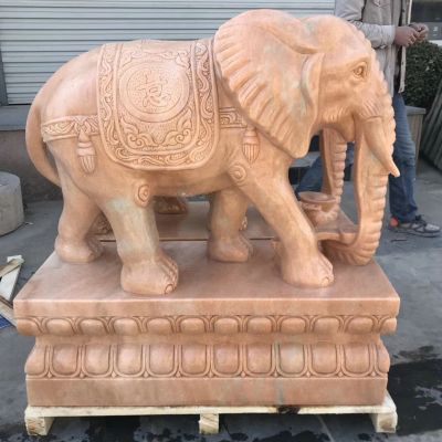 站在长方形石墩上的大象雕塑
