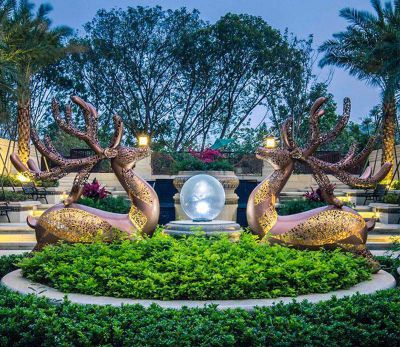 公园广场花坛中的大型不锈钢两只梅花鹿雕塑
