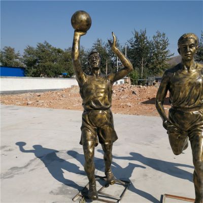 户外广场摆放玻璃钢仿铜打篮球运动人物雕塑