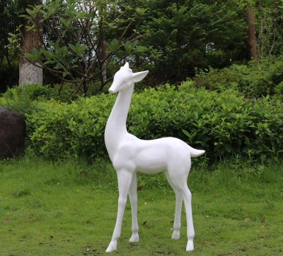 公园一只站立着的玻璃钢白色鹿雕塑