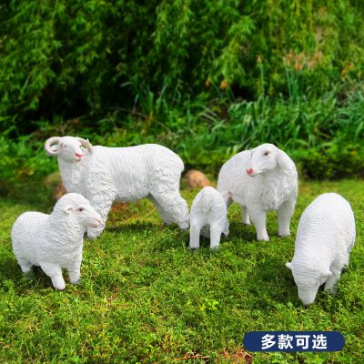 草地上一群形态各异的玻璃钢仿真雕塑