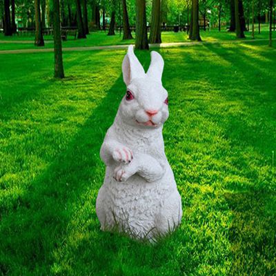 丛林里一只白色呆萌的玻璃钢兔子