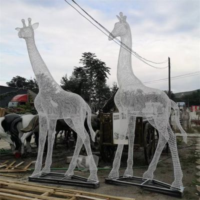 街边摆放创意大型不锈钢网格长颈鹿动物雕塑