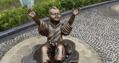 公园小男孩和核桃人物铜雕儿童雕塑