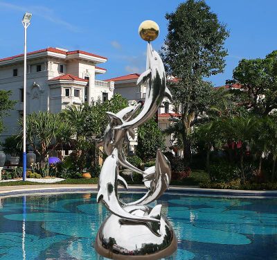 别墅池塘一群玩球的不锈钢镜面海豚雕塑