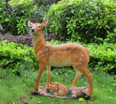 公园玻璃钢彩绘护着小鹿的鹿雕塑