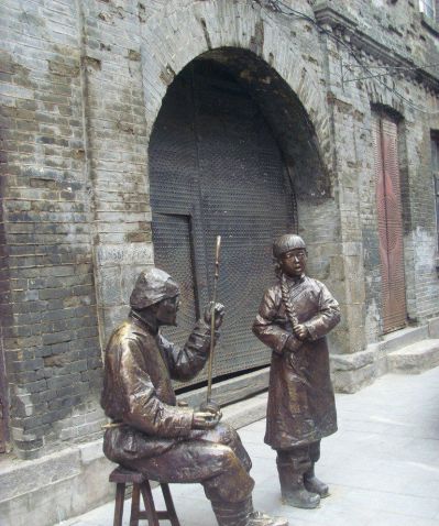步行街胡同铜雕唱歌拉二胡雕塑