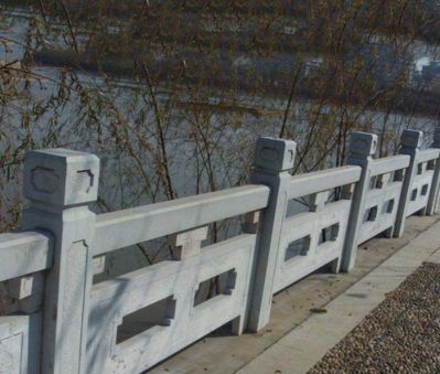 公园河边摆放青石镂空防护栏杆