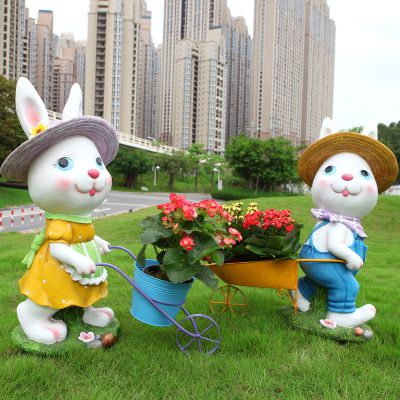 庭院花园推小车的两只卡通兔子雕塑