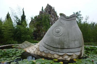 大型户外摆放的鲤鱼青石石雕创意喷水雕塑