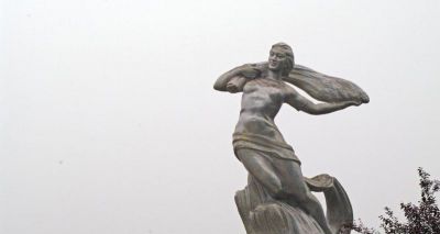 广场抽象收割小麦的人物景观铜雕