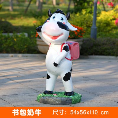 学校一只背书包的玻璃钢牛雕塑