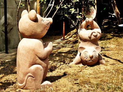 户外广场创意大理石玩耍的老鼠雕塑