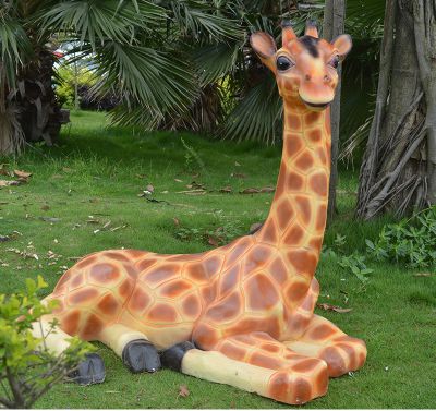 玻璃钢彩绘创意户外公园卧着的长颈鹿雕塑