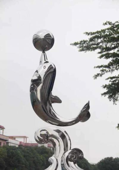 广场一只大号玩球的不锈钢海豚雕塑