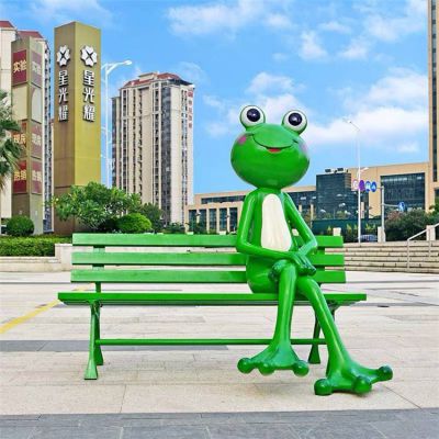 城市街道玻璃钢卡通坐在长椅上青蛙雕塑
