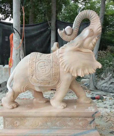 晚霞红石雕景区创意玩耍的大象雕塑