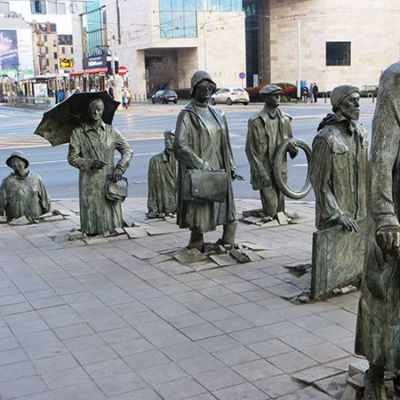 城市街头摆放创意铸铜人物小品雕塑