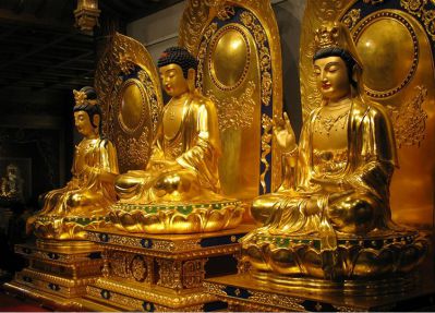 寺庙不锈钢泛着金光的如来佛祖雕塑