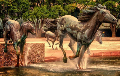 户外大型景观不锈钢仿真奔跑的马雕塑