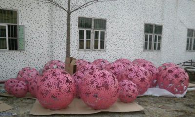 公园创意不锈钢粉色镂空球雕塑