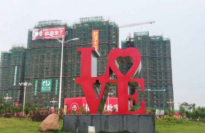 广场摆放的两层红色不锈钢创意LOVE雕塑