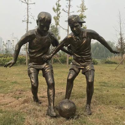 户外园林草地摆放玻璃钢仿铜踢球运动儿童雕像