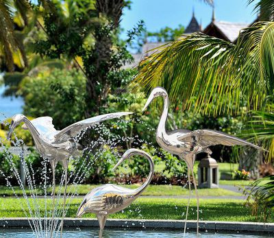 公园池塘不锈钢镜面抽象喷泉中的鹤雕塑