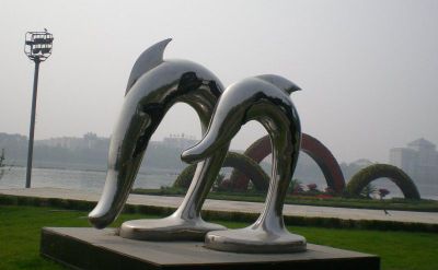 大型户外两个不锈钢弯腰的海豚雕塑