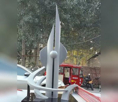 公园里摆放的玻璃钢创意火箭雕塑