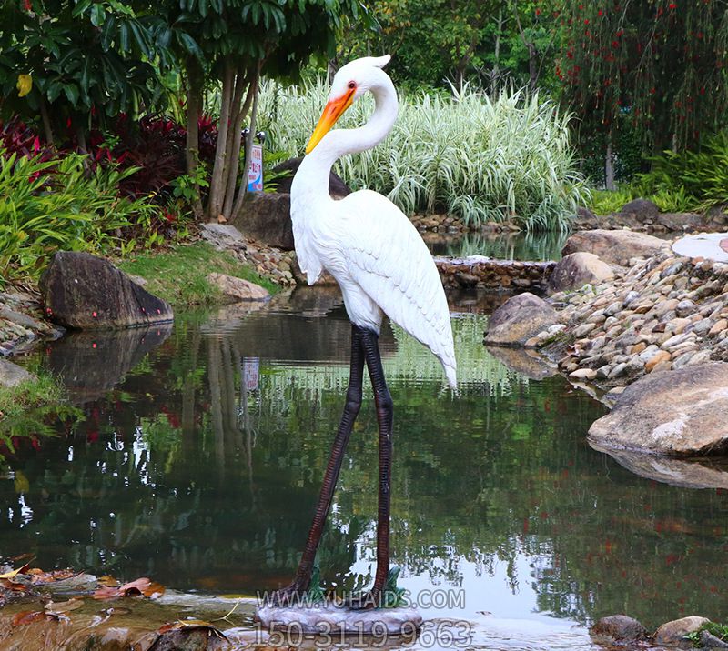 玻璃钢彩绘创意站在池塘边上的大长腿仙鹤雕塑