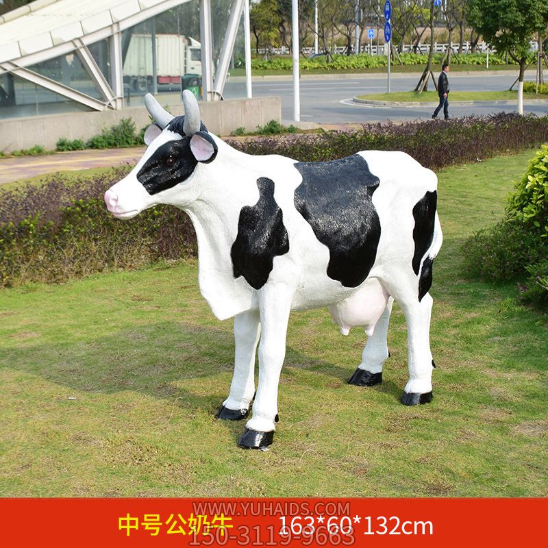 农园站立一只玻璃钢牛雕塑
